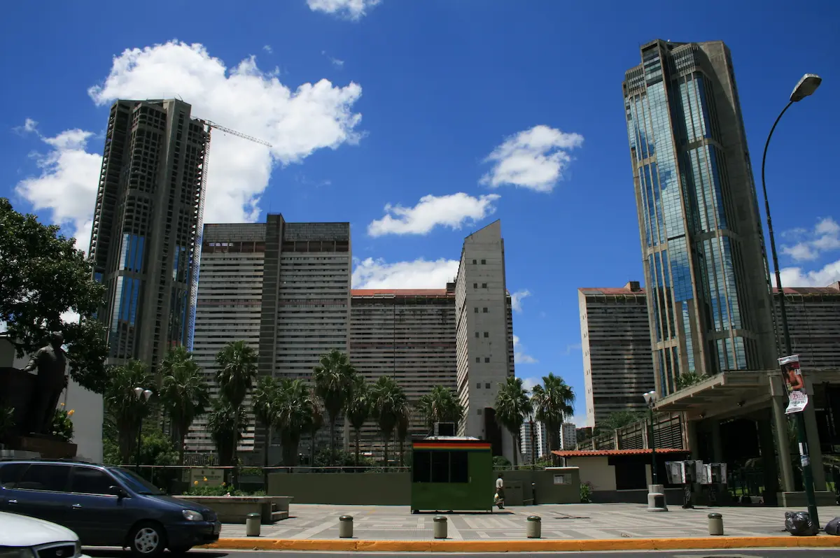 Lee más sobre el artículo Plaza Venezuela <br> a gran escala